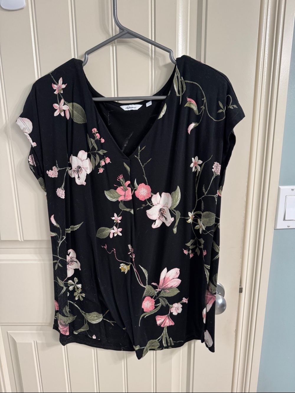 Reitmans Black Floral V-Neck Short Sleeve Top